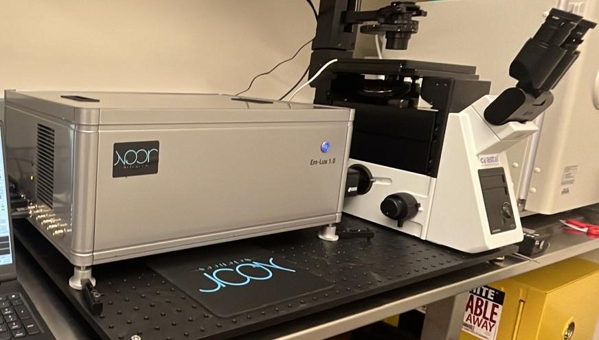 Em-Lux 1.0 prototype on an inverted microscope